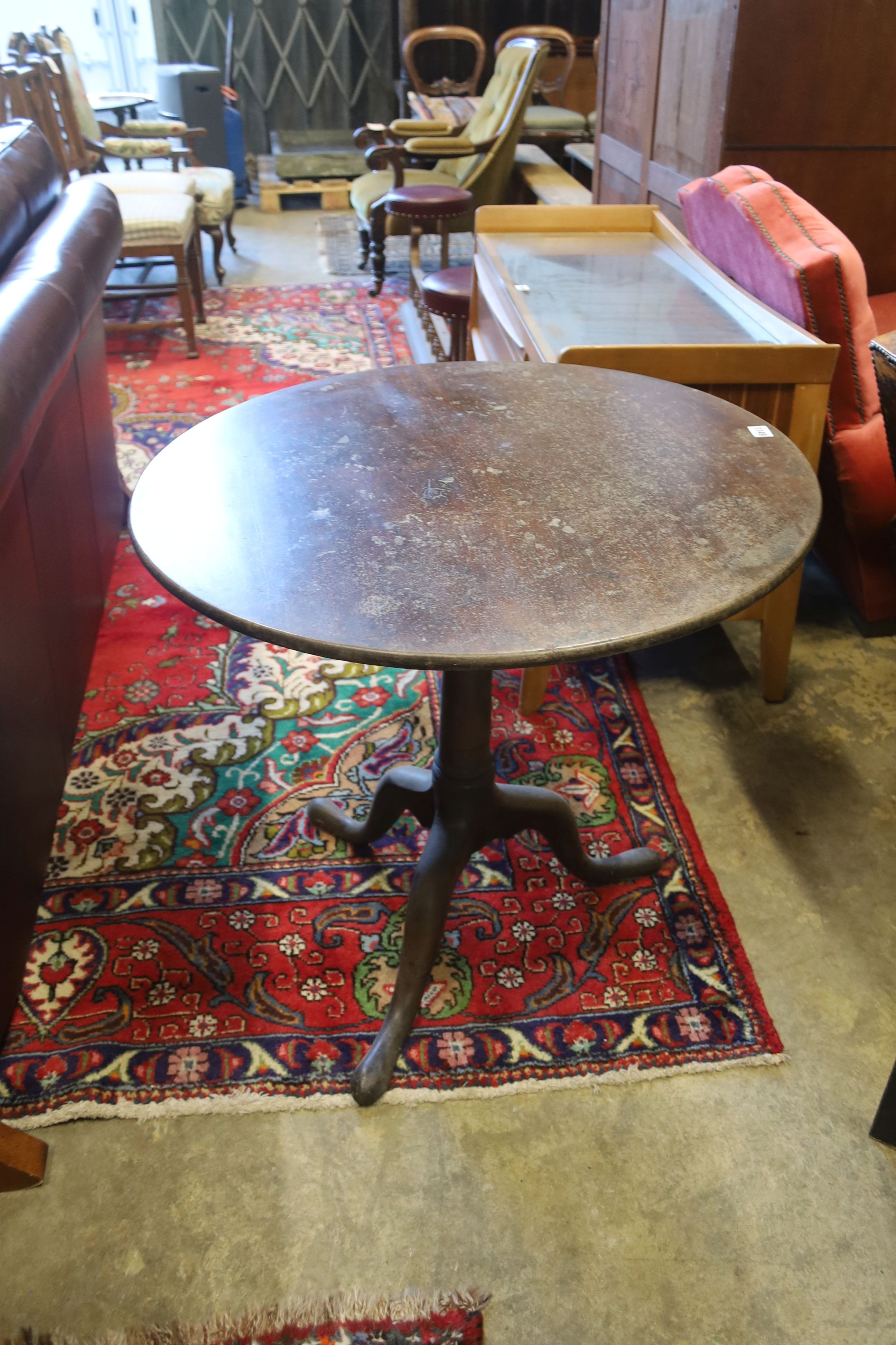 A George III circular oak tilt top tea table, diameter 74cm, height 68cm